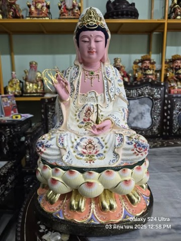 เจ้าแม่กวนอิมไม้หอมแกะสลัก